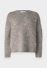 Pull en tricot gris avec un col rond, orné de perles éparpillées sur sa surface. Texture douce, coupe décontractée.