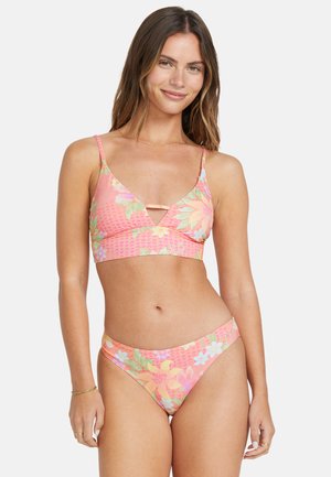 Blomsterbikini-sæt med et pink og pastelfarvet mønster, der har en trekantet top, tynde stropper og matchende lavtaljede bund med sømløse kanter.