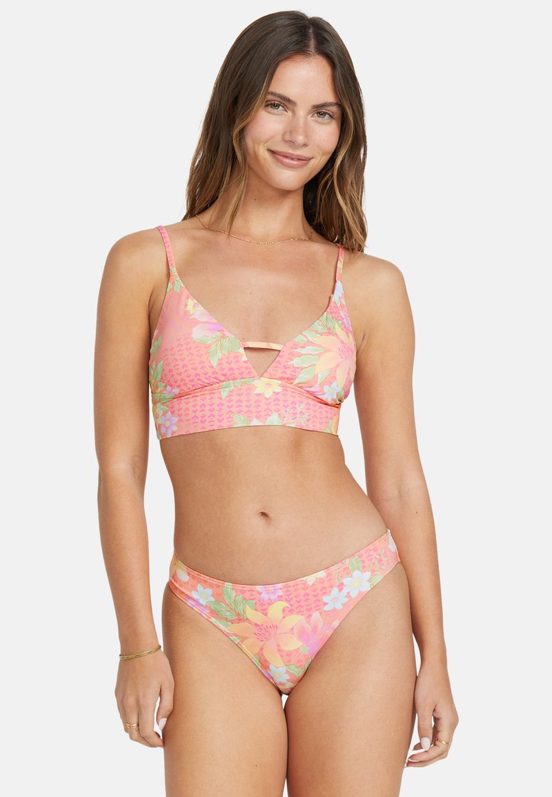 Kvetinový bikini set obsahuje ružový a pastelový vzor s trojuholníkovým vrchom, tenkými popruhmi a zodpovedajúcimi nízkymi nohavičkami bez švov.