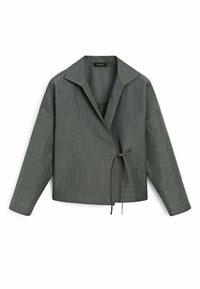 Veste portefeuille courte vert foncé avec col cranté, manches longues et lien ajustable à la taille ; en tissu texturé.