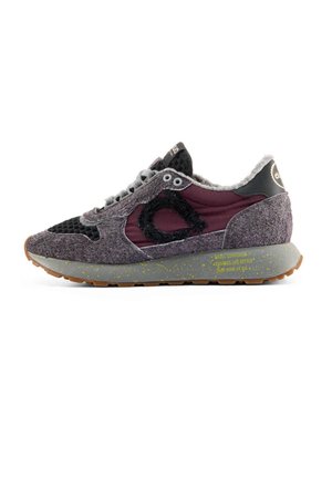 Grå og bordeaux sneaker med tekstureret stof, sort mesh-tå, sort "a" logo på siden, grå snørebånd og grå sål med gult tekst.