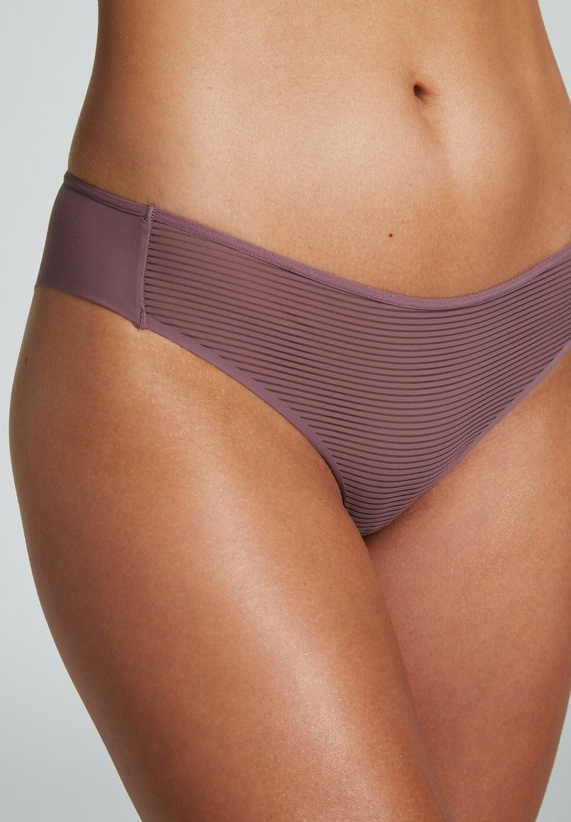 Paarse geribde bikini onderkant met een gladde textuur en een middelbrede tailleband, met horizontale lijnen over de stof.