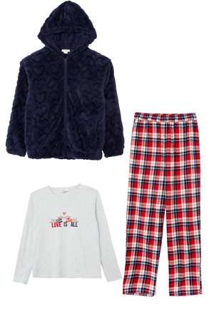 Marineblauer Fleece-Hoodie mit Herzstruktur, graues langärmeliges Oberteil mit dem Schriftzug "LOVE IS ALL" und rote karierten Pyjamahosen.