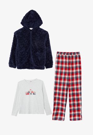 Marineblauer Fleece-Hoodie mit Herzstruktur, graues langärmeliges Oberteil mit dem Schriftzug "LOVE IS ALL" und rote karierten Pyjamahosen.