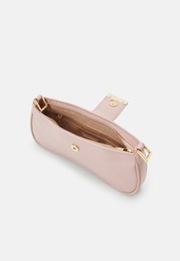 Różowa skórzana torba z zamkiem błyskawicznym. Posiada złote okucia, kieszeń wewnętrzną oraz gładką fakturę. Kompaktowy design o zaokrąglonym kształcie.