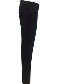 Dunkelblaue Jeans aus Denim mit schmaler Passform, einer Seitentasche und einem Lederetikett am Bund. Glatte Textur und minimale Details.