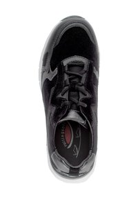 Zwarte sportieve schoen met een bovenkant van suede en mesh, vetersluiting, gevoerde kraag en een witte zool. Heeft een logo op de binnenzool.