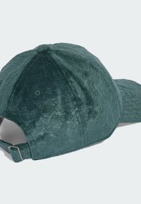 Gorra de color verde oscuro hecha de un tejido suave y texturizado con patrones florales en relieve. Cuenta con una visera curvada y una correa ajustable en la parte posterior.