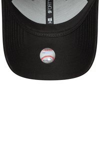 Gorra de béisbol negra con visera curva, que presenta un pequeño diseño bordado de béisbol en el frente. Tela texturizada con líneas de costura visibles.