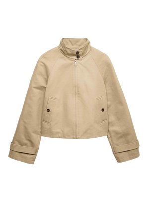Veste beige courte avec col montant, fermeture éclair à l'avant, deux poches à rabat boutonnées, manches longues avec détails de sangles aux poignets.