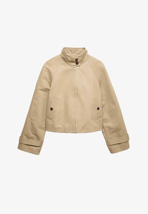 Beige cropped jack met hoge kraag, ritssluiting aan de voorkant, twee klepzakken met knoop, lange mouwen met riemdetails bij de manchetten.