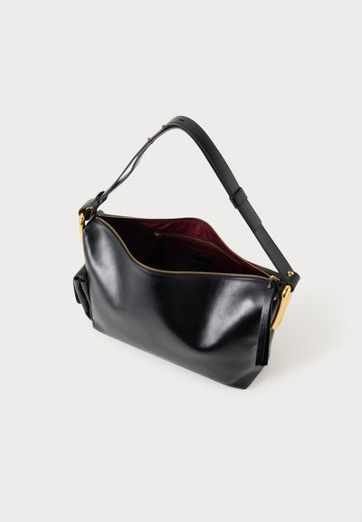 Sac à épaule en cuir noir avec ferrures dorées, fermeture éclair ouverte montrant une doublure intérieure rouge foncé et bandoulière réglable sur fond blanc.