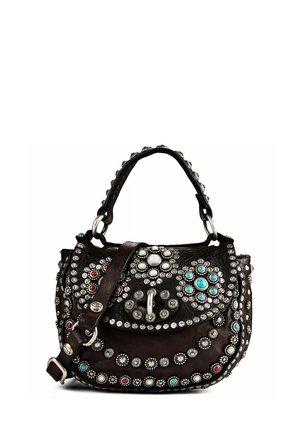 Piccola borsa a mano in pelle scura decorata con borchie d’argento e applicazioni di pietre blu, rosse e bianche con manico superiore e tracolla.
