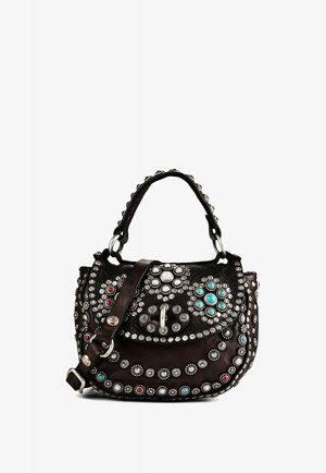 Piccola borsa a mano in pelle scura decorata con borchie d’argento e applicazioni di pietre blu, rosse e bianche con manico superiore e tracolla.