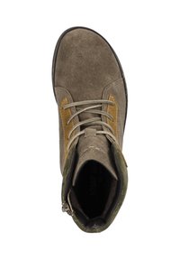 Brune ruskind ankelstøvle med tan detaljer og grå snørebånd. Har en rund tå, polstret krave og lynlås på siden for nem adgang.