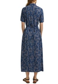 Robe maxi bleu marine à motifs floraux avec col, manches courtes, taille nouée et silhouette fluide, réalisée dans un tissu texturé à motifs.