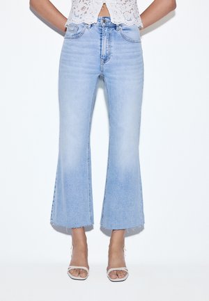 Stradivarius CROPPED - Jeans a zampa - raw denim