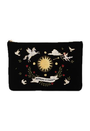 Čierne puzdro so zlatým slnkom, bielym Pegazom, lietajúcim Kupidom s lukom, bielymi vtákmi, červenými kvetmi a transparentom s nápisom „Všetko je možné.“