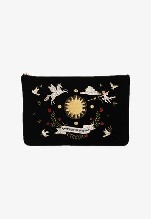 Črna torbica z zlatim soncem, belim Pegazom, letečim kupidom z lokom, belimi pticami, rdečimi cvetovi in trakovo s napisom "Vse je mogoče."