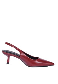 Scarpa slingback rossa in pelle con punta affusolata e tacco sottile. Caratterizzata da una texture liscia e un design minimalista. Soletta nera visibile.