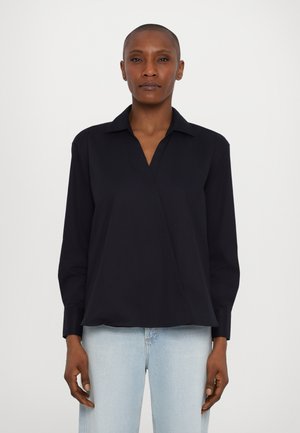 Marineblå skjorte med oppbrett krage og lange ermer, laget av et glatt stoff; har en avslappet passform og minimal detaljering.