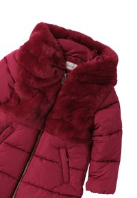 Burgundowa kurtka puchowa z futrzanym kołnierzem, zapinana na zamek, z dwiema bocznymi kieszeniami. Teksturowany materiał ma pikowane szwy, które zapewniają izolację.