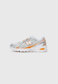 Baskets de course en maille respirante blanche et argentée avec des accents orange, logo New Balance et semelle rembourrée étiquetée "ABZORB 140."