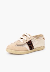 Beżowy zamszowy i metalicznie złoty sneaker z akcentami w panterkę, sznurowany, z teksturowaną gumową podeszwą. Zaokrąglony nosek i niska sylwetka.