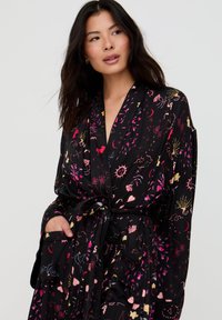 Schwarzer Morgenmantel mit floralem Muster in Pink-, Gelb- und Rottönen, mit langen Ärmeln, einem Taillengürtel und zwei Vorderseiten-Taschen.