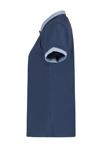 Polo bleu marine à manches courtes avec col et bordures des manches bleu clair, présenté de profil sur un fond blanc.