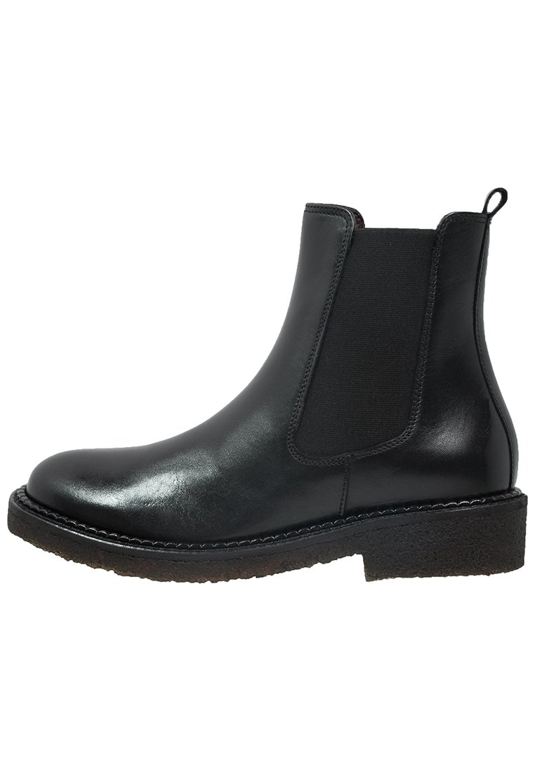 Botín Chelsea de cuero negro con paneles elásticos a los lados, puntera redondeada y suela de goma texturizada y duradera. Diseño clásico adecuado para diversas ocasiones.