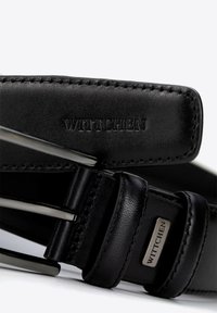 Cintura in pelle nera con una texture liscia, hardware in tonalità argento e logo "WITTCHEN" impresso sulla cinghia.