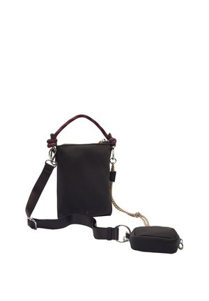 Czarna torba na ramię z regulowanym paskiem, górną rączką wykonaną z bordowego sznurka oraz małą odpinaną saszetką przymocowaną metalowym pierścieniem.