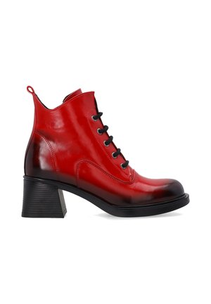 Rote Leder-Ankle Boots mit glänzender Oberfläche, schwarzen Schnürsenkeln und einem Blockabsatz. Sie haben eine abgerundete Zehenpartie und eine Zuglasche hinten.