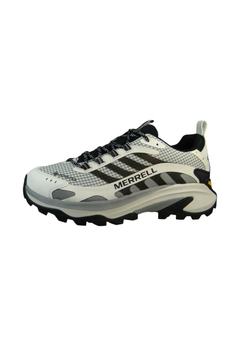 Zapatos de senderismo Merrell en blanco y negro con parte superior de malla, suela texturizada, acentos reflectantes y cordones negros para un ajuste seguro.