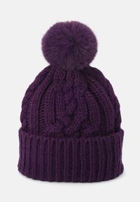 Bonnet tricoté violet avec un grand pompon en fourrure sur le dessus. Présente un design en maille torsadée et un revers côtelé pour plus de texture et de chaleur.