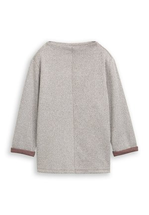 Langärmliger, hellgrauer Strickpullover mit subtiler Textur und braunen Bündchen, von hinten auf einem weißen Hintergrund dargestellt.