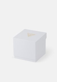 Hvit teksturert gaveeske med en gull trekantlogo på toppen. Firkantet form med et lokk, glatte kanter og en robust design.