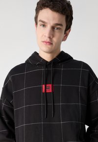 HUGO DALLY - Sweat à capuche - black