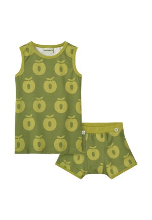 Grünes ärmelloses Top und passende Shorts mit wiederholendem gelbem Apfelmuster für Kinder, flach auf weißem Hintergrund liegend.