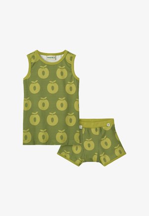 Haut sans manches vert et short assorti avec motif de pommes jaunes répétées pour enfants, posé à plat sur fond blanc.
