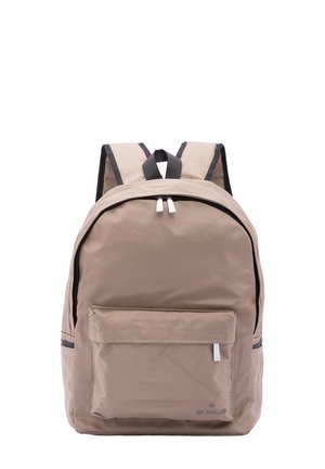 Zaino beige realizzato in tessuto resistente, dotato di un compartimento principale con zip, tasca frontale, accenti neri e spallacci imbottiti.