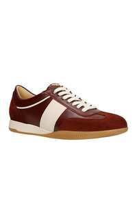 Baskets en cuir marron et daim avec des accents crème, lacets plats et semelle en caoutchouc texturé. Bout arrondi avec des détails cousus.