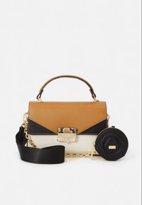 Borsa con parte superiore in cuoio chiaro, pannelli laterali neri e base bianca. Ferramenta dorata e portamonete rotondo staccabile con motivo strutturato.