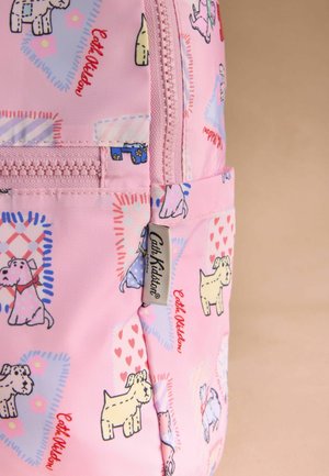 Ružový látkový batoh s dizajnom karikatúrnych psov, geometrickými vzormi a štítkom s logom. Hladká textúra so zipsovým vreckom.