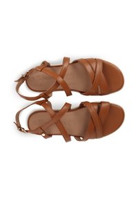 Sandale din piele maro cu mai multe curele încrucișate, curea ajustabilă pentru gleznă cu elemente de aur și o talpă netedă. Design plat, stil cu degetul mare deschis.
