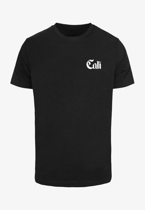 Sort bomulds T-shirt med korte ærmer, rund halsudskæring og hvid "Cali" tekst printet på venstre brystområde.