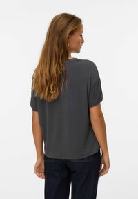 Grå, kortærmet top med en afslappet pasform og blødt stof. Simpelt design med rund halsudskæring og en let buet kant.