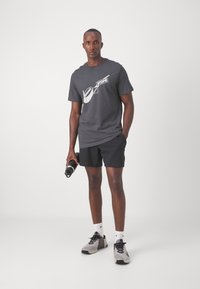 Nike Performance TEE GYM KIT - T-skjorte til trening - anthracite