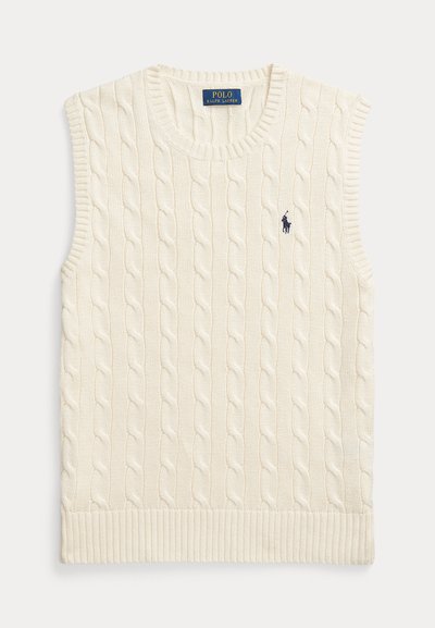 Krémová bezrukávová sveterová vesta so vzorom vrkočového pletenia, s rebrovanými lemami a malým tmavomodrým logom Polo Ralph Lauren na ľavej strane hrude.